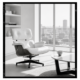 Fauteuil Eames coque blanche sur base noyer près d'une baie vitrée, table basse avec une tasse vide, lumière douce de fin de matinée, ambiance de calme après un échange