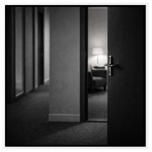 Visuels-transversaux-tous-prescripteurs-Visuel-J-–-Porte-de-bureau-entrouverte-300x300