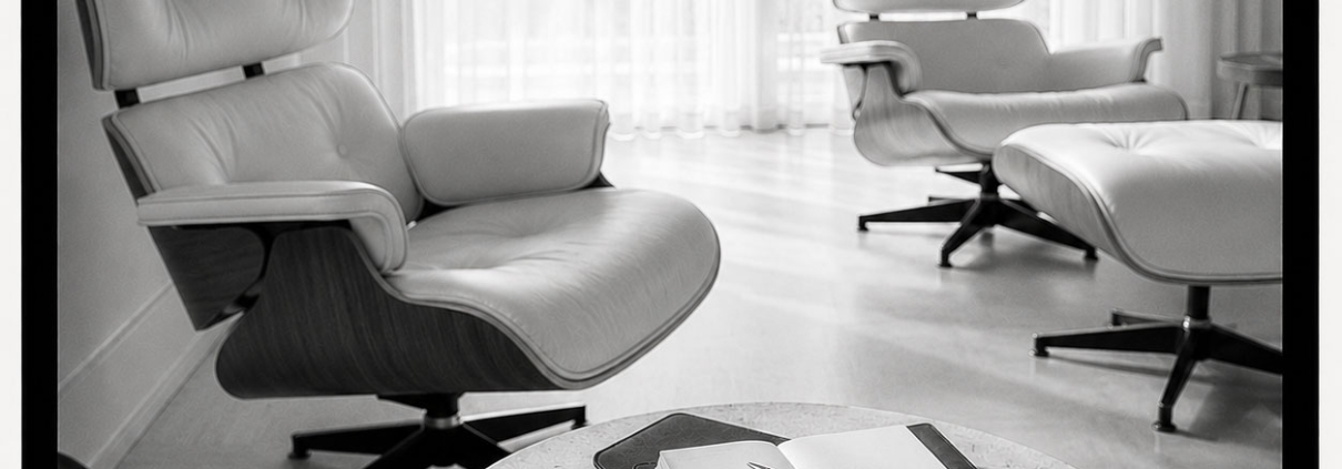 Fauteuils Eames dans un bureau feutré, illustration de l'espace analytique Praxis Apex pour dirigeants et family offices