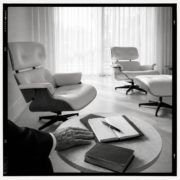 Fauteuils Eames dans un bureau feutré, illustration de l'espace analytique Praxis Apex pour dirigeants et family offices