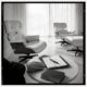 Fauteuils Eames dans un bureau feutré, illustration de l'espace analytique Praxis Apex pour dirigeants et family offices