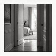 Porte de chambre entrouverte sur une piece vide et lumineuse, illustration du syndrome du nid vide